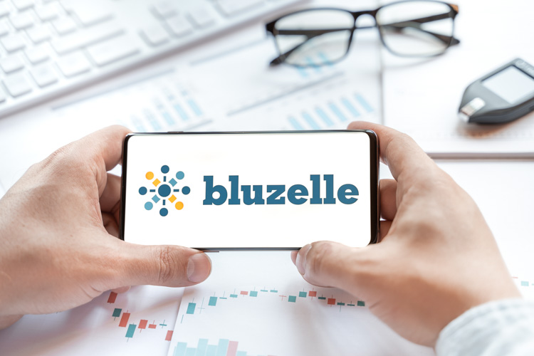 Криптовалюта Bluzelle открыта на экране смартфона.