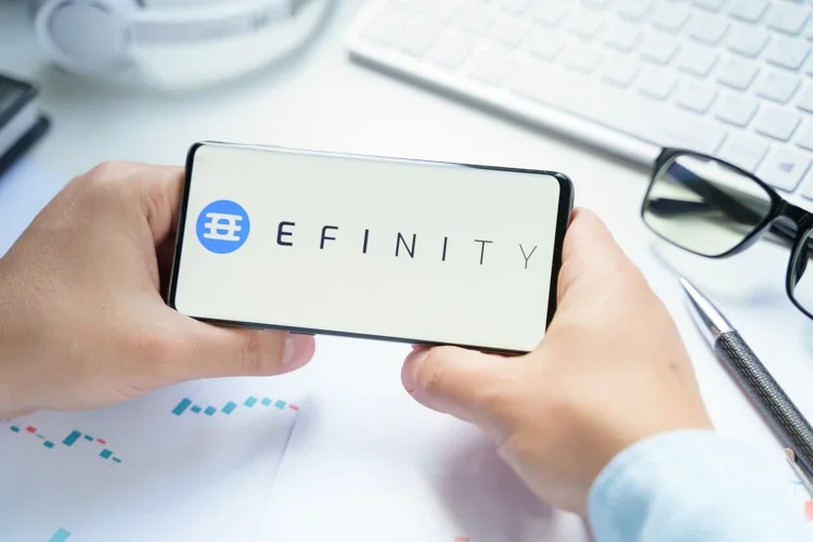 Криптовалюта Efinity открыта на смартфоне.