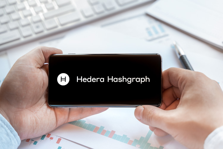 Криптовалюта Hedera Hashgraph открыта на экране смартфона.