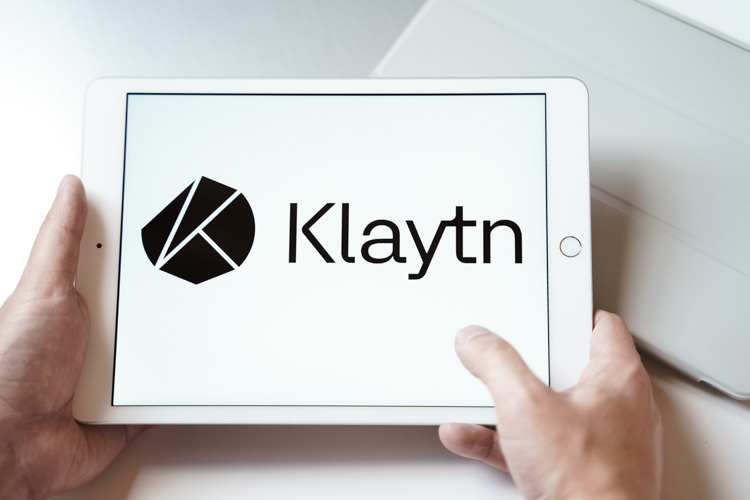 Криптовалюта Klaytn открыта на экране планшета.