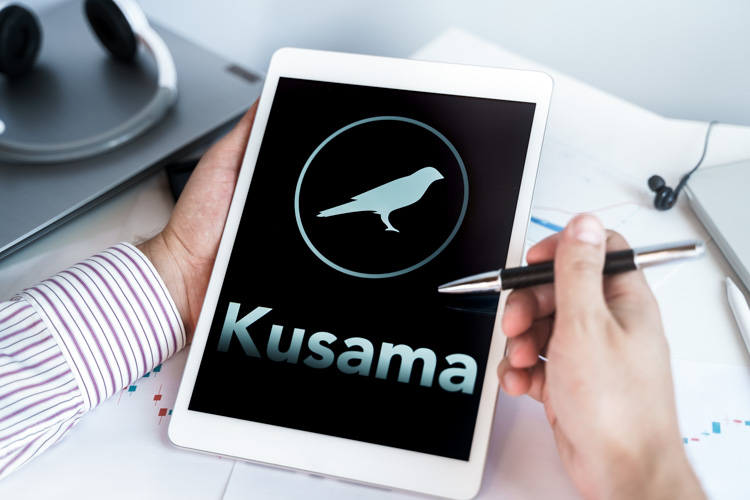 Криптовалюта Kusama открыта на планшете.