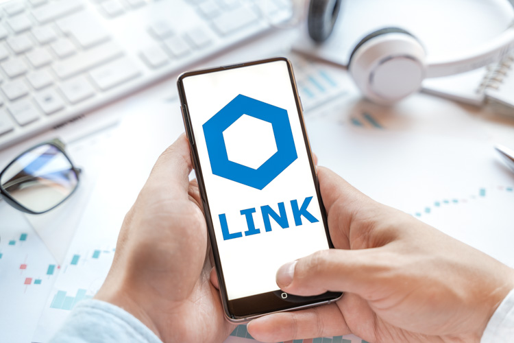 Токеном LINK удобно торговать с мобильного телефона.
