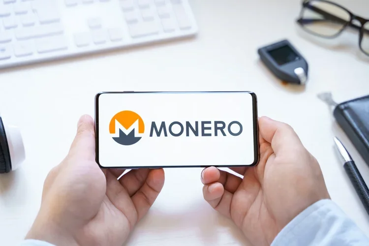 Криптовалюта Monero открыта на экране смартфона.