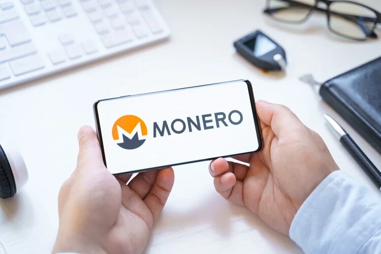 Работать с Monero можно с помощью приложений на телефоне.