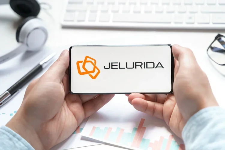 Логотип Jelurida отображается на экране смартфона.