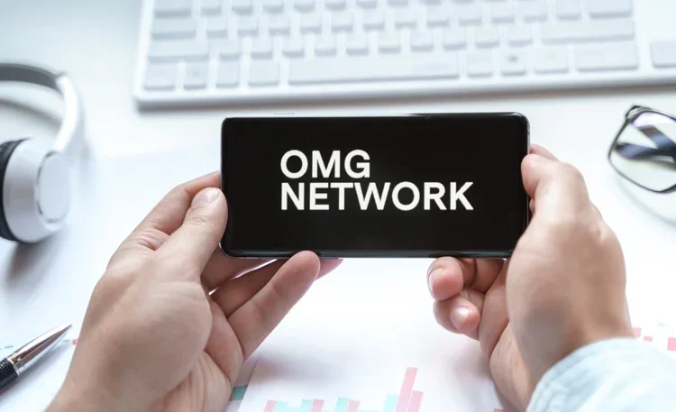 Криптовалюта OMG Network открыта на смартфоне.