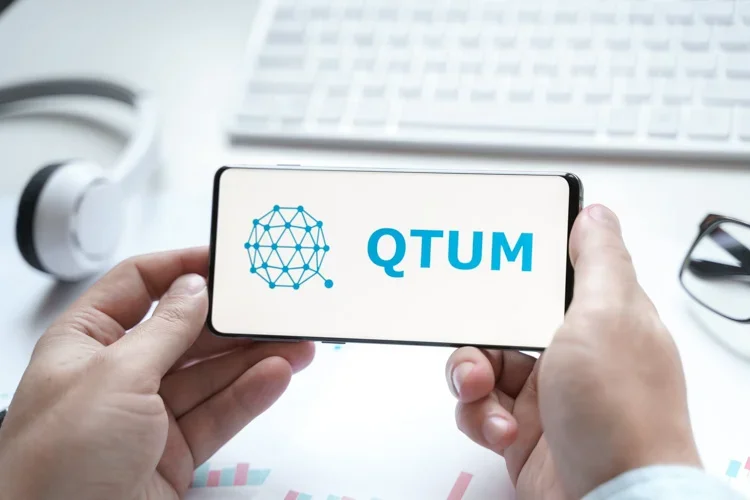 Криптовалюта Qtum открыта на экране смартфона.
