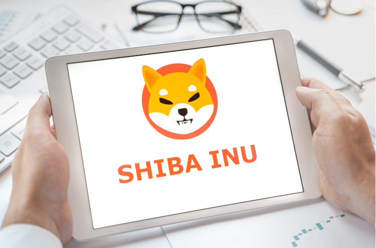 Криптовалюта Shiba Inu открыта на экране планшета.