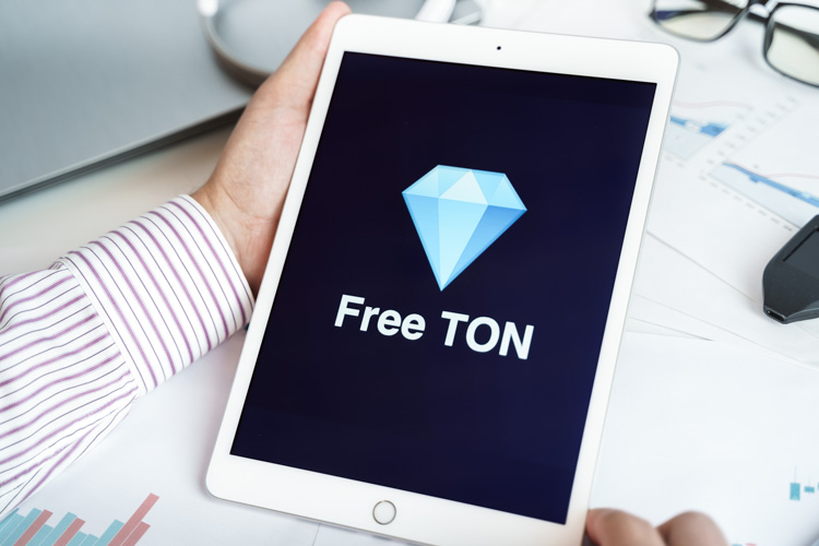 Криптовалюта Free TON открыта на экране планшета.