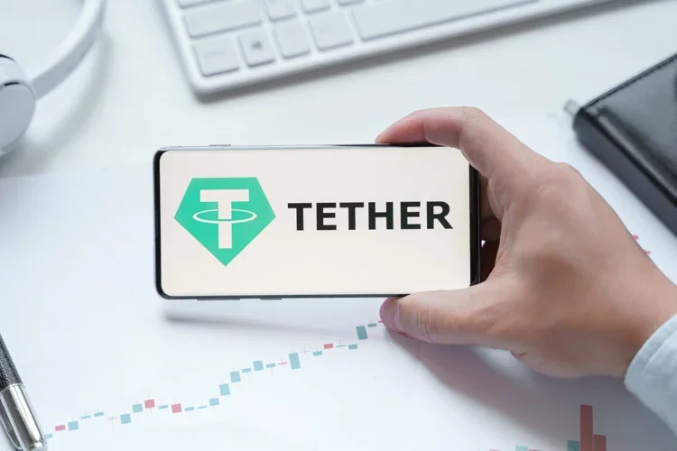 Криптовалюта Tether открыта на экране смартфона.