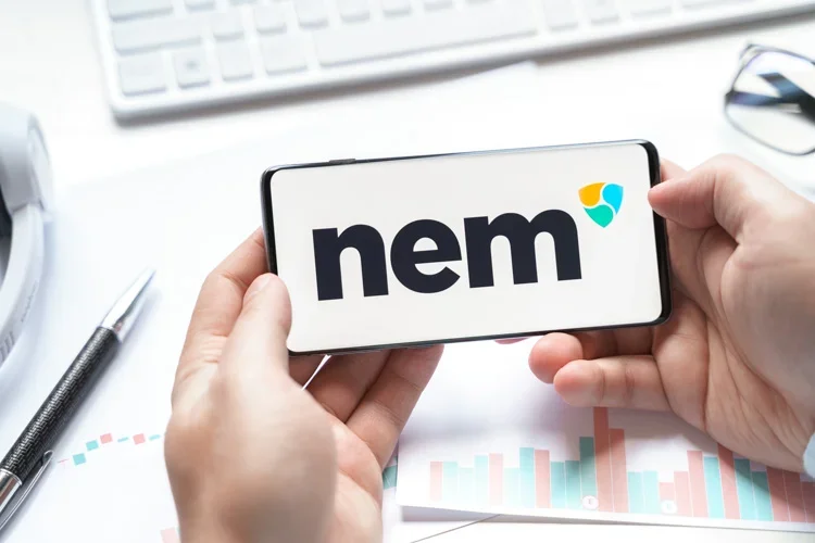 Криптовалюта NEM открыта на экране смартфона.