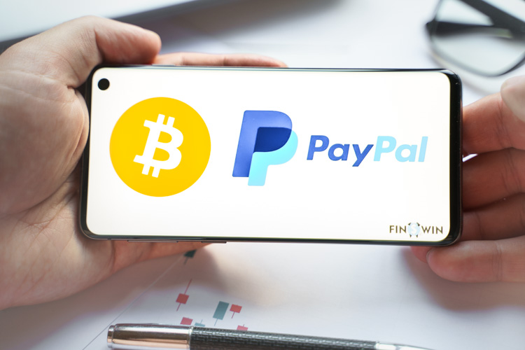 Bitcoin и PayPal открыты на экране смартфона.