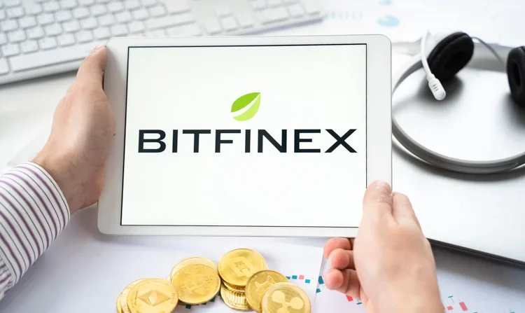 Криптобиржа Bitfinex загружается на планшете.