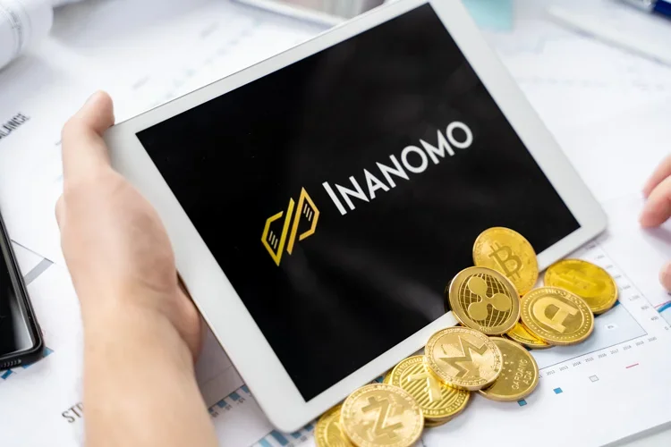 Inanomo открыта на экране планшета с монетами криптовалют.