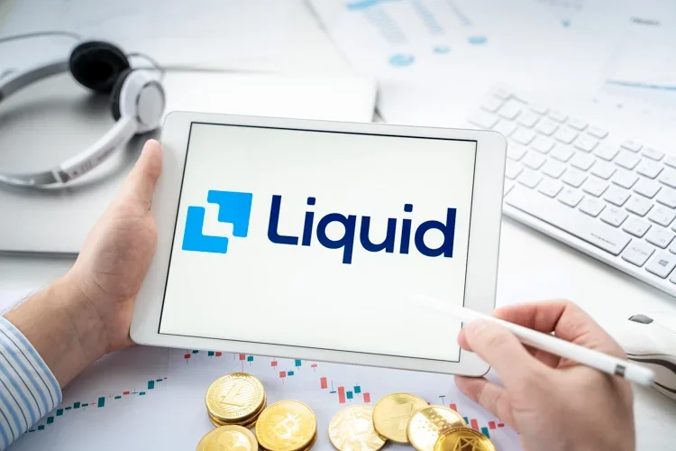 Криптовалютная биржа Liquid открыта с планшета.
