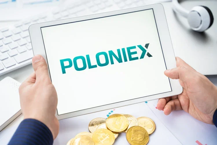 Криптобиржа Poloniex открыта на экране планшета.