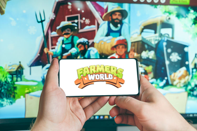 Игра Farmers World открыта на экране смартфона.