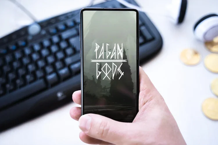Игра Pagan Gods открыта на экране смартфона.