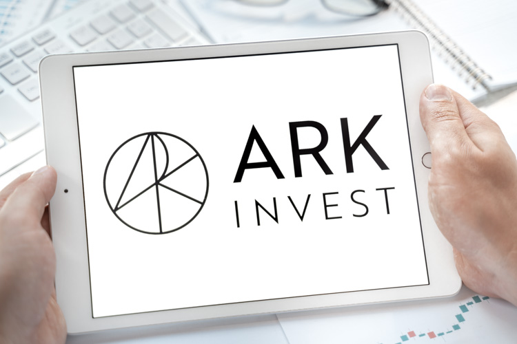 ARK invest открыт на экране планшета.