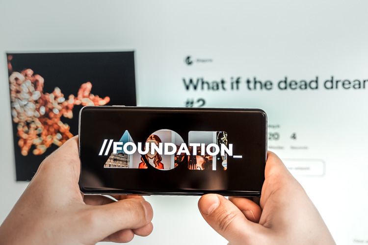 NFT маркетплейс Foundation открыт на экране смартфона.