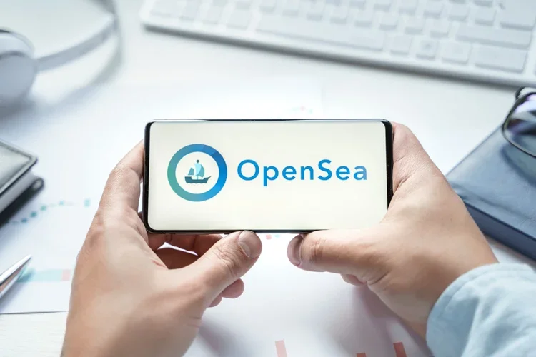 Платформа OpenSea открыта на экране смартфона.