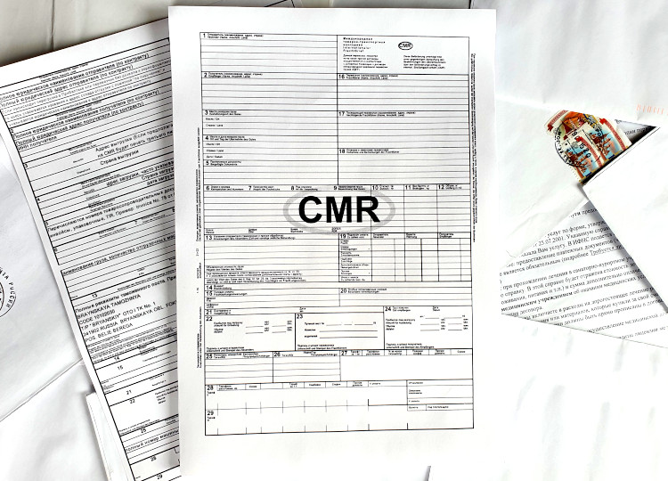 CMR декларация лежит в стопке бумаг.
