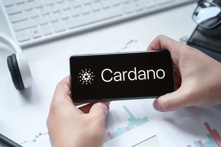 Криптовалюта Cardano открыта на экране смартфона.