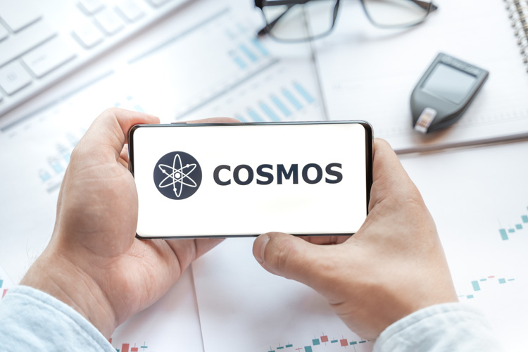 Криптовалюта Cosmos открыта на экране смартфона.