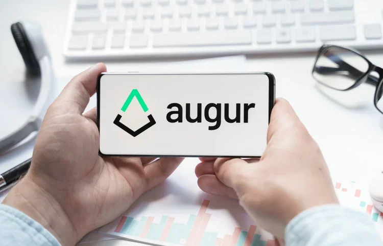 Криптовалюта Augur открыта на экране смартфона.