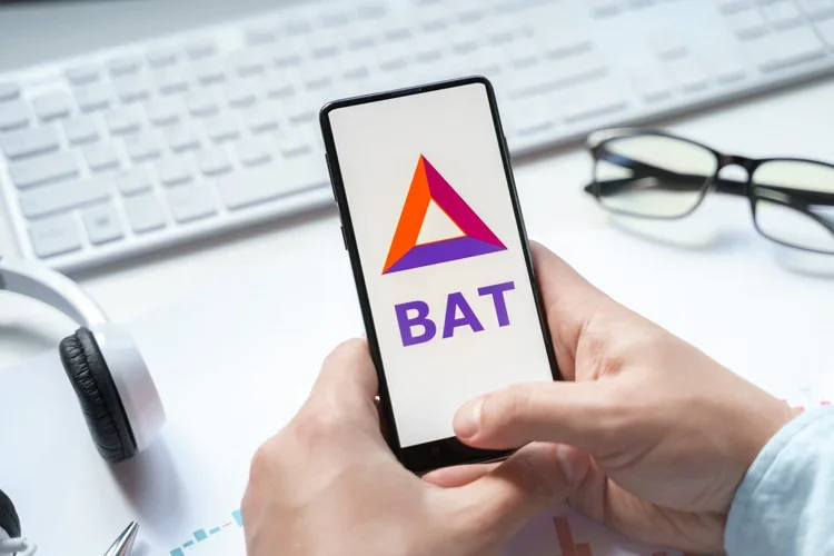 Криптовалюту BAT можно зарабатывать с помощью просмотра смартфона.