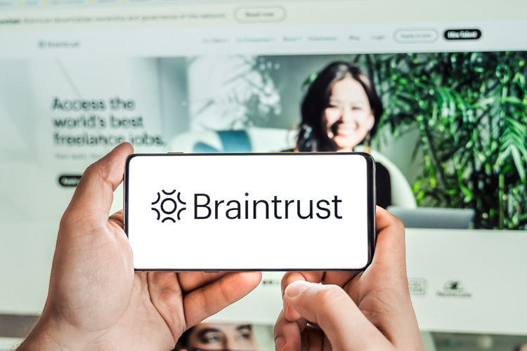 Криптовалюта Braintrust открыта на экране смартфона.