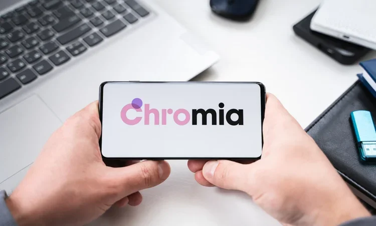 Проект Chromia открыт на экране смартфона.