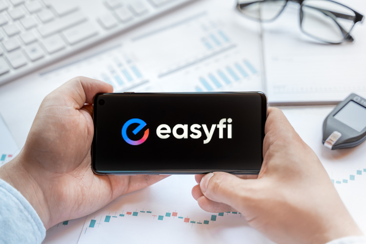 Криптовалюта Easyfi открыта на экране смартфона.