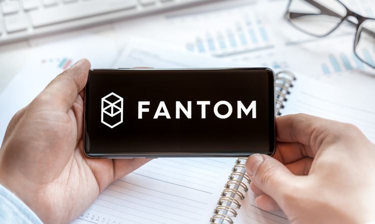 Криптовалюта Fantom открыта на экране смартфона.