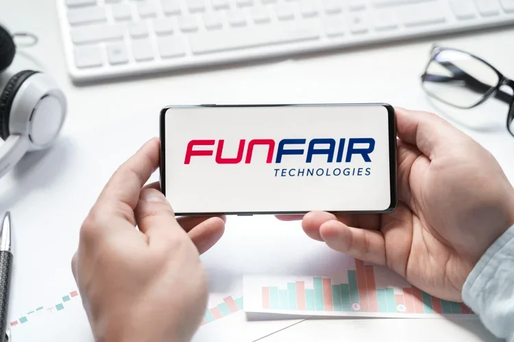 Платформа FunFair открыта на экране смартфона.