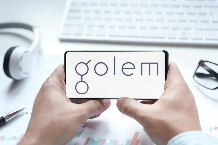 Криптовалюта Golem открыта на экране смартфона.