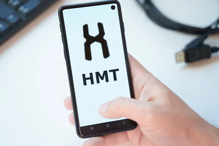 Токен HMT открыт на смартфоне для проведения операций.