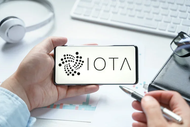Криптовалюта IOTA открыта на экране смартфона.