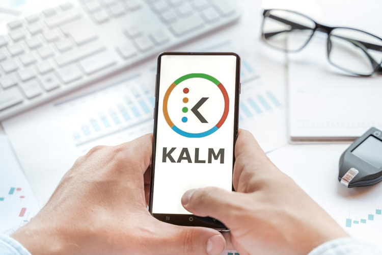 Криптовалюта KALM открыта на смартфоне.