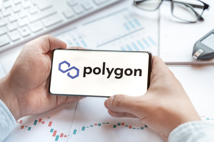 Криптовалюта Polygon открыта на экране смартфона.