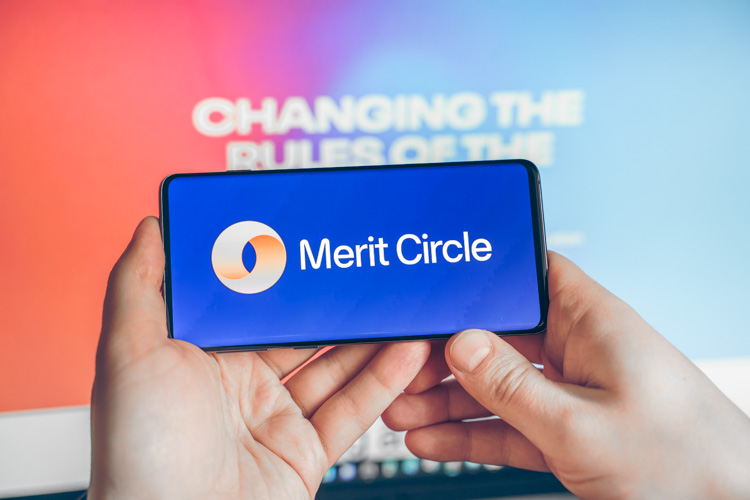 Криптовалюта Merit Circle открыта на экране.
