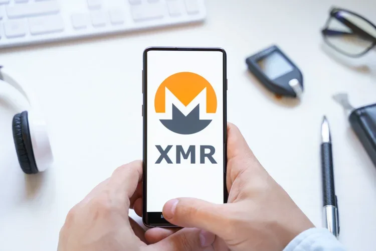 Криптовалюта XMR открыта на смартфоне и готова к торговле.