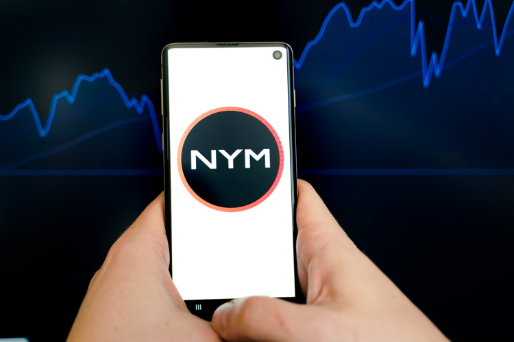 Криптовалюта NYM открыта на экране смартфона.