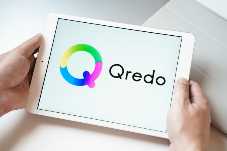 Криптовалюта Qredo открыта на экране планшета.