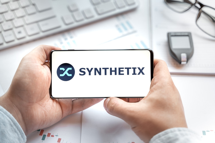 Криптовалюта Synthetix открыта на экране смартфона.