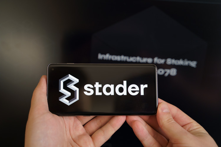 Криптовалюта Stader открыта на экране.