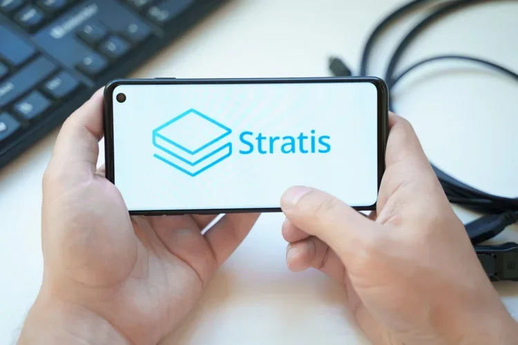 Криптовалюта Stratis открыта на экране смартфона.