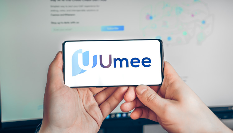 Криптовалюта Umee открыта на экране смартфона.
