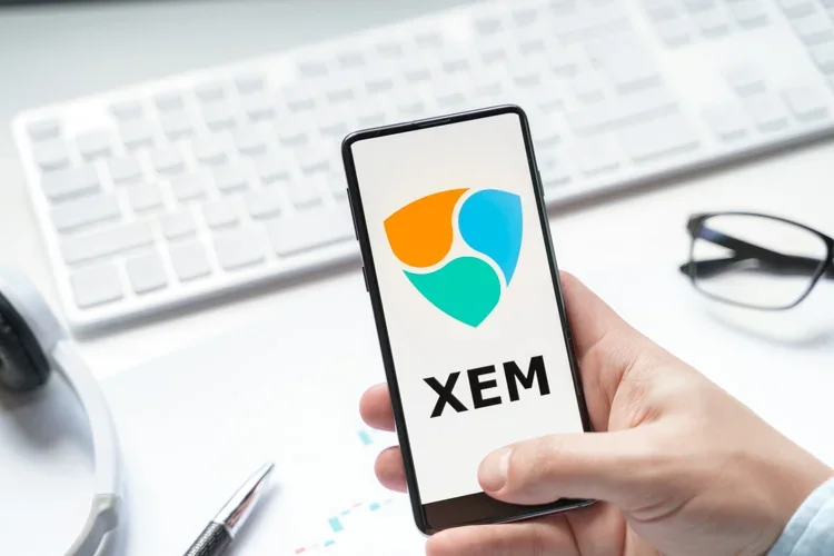 Токен XEM открыт на смартфоне и готов к трейдингу.