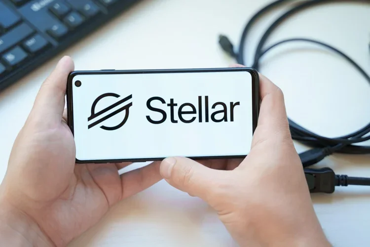 Криптовалюта Stellar открыта на экране смартфона.